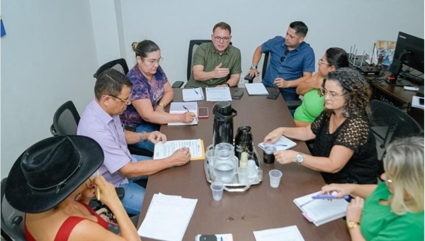 Após ameaça de paralisação, Alysson se reúne com sindicatos da Educação e abre diálogo